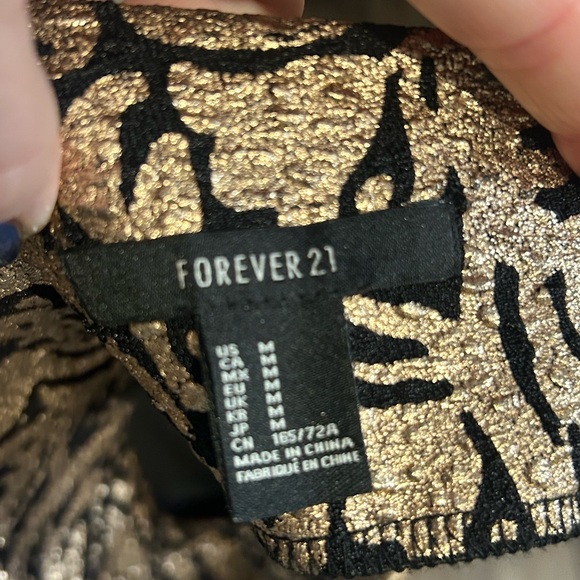 Forever 21. Size medium. Elegant Black and Gold Patterned Pencil Skirt - Picture 4 of 4